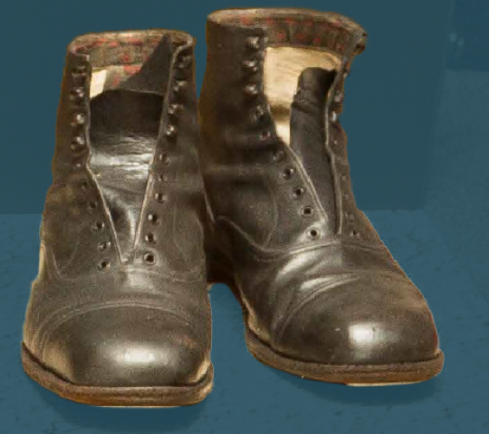 Visoki moški čevlji na vezalke klinčane izdelave, namenjeni pražnji rabi, druga četrtina 20. stoletja