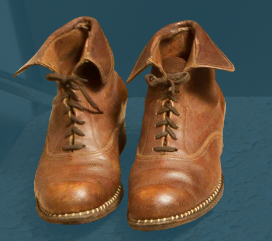 Visoki ženski čevlji na vezalke z okrasnim prešivom med podplatom in gornjim delom, izdelek iz leta 1957