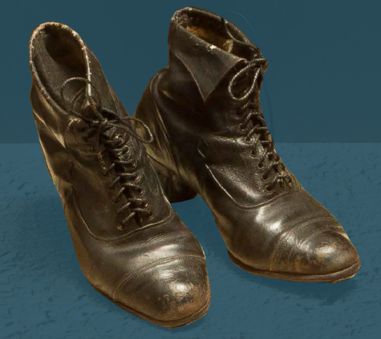 Visoki ženski čevlji na vezalke, namenjeni pražnji rabi, prva tretjina 20. stoletja
