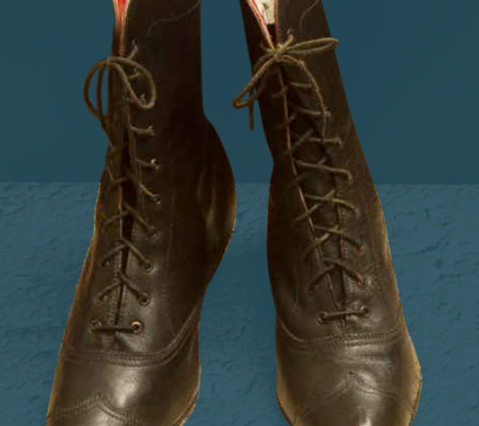 Visoki ženski pražnji čevlji na vezalke. Izdelek je namenjen prikazu videza obutve ob koncu 19. stoletja.