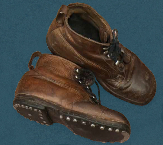 Visoki otroški čevlji na vezalke klinčane izdelave z okovanimi podplati, druga četrtina 20. stoletja
