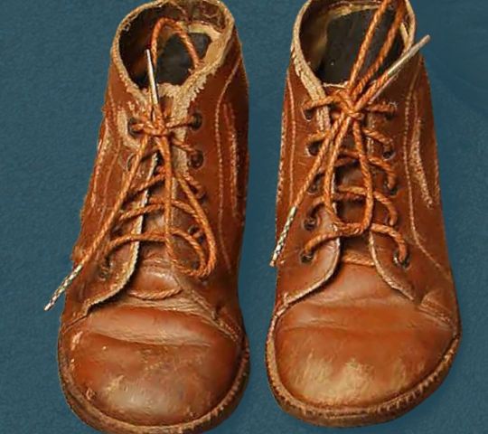 Visoki otroški čevlji za zavezovanje, sredina 20. stoletja