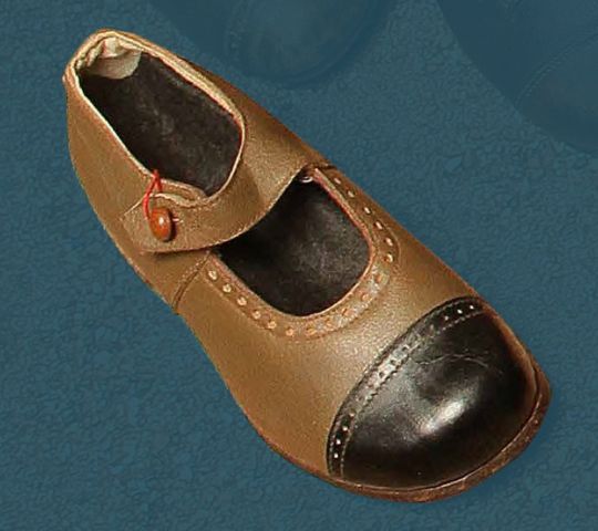 Nizek otroški čevelj s paščkom in gumbom za zapenjanje, druga četrtina 20. stoletja