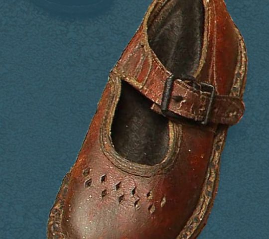 Nizek otroški čevelj teksane izdelave s paščkom, druga četrtina 20. stoletja