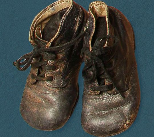 Otroški visoki čevlji na vezalke, sredina 20. stoletja