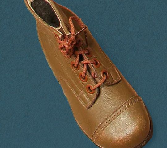 Visok otroški čevelj na vezalke, prva tretjina 20. stoletja