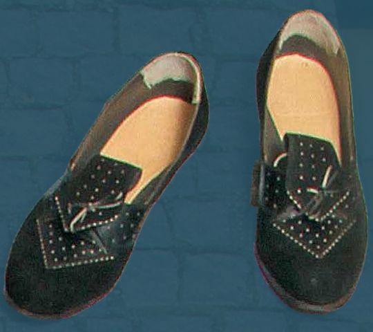 Z luknjicami in šivi krašeni ženski nizki čevlji klinčane izdelave. Izdelani so bili med obema svetovnima vojnama.