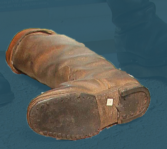 Škorenj klinčane izdelave z okovanim prednjim delom podplata in peto, prva polovica 20. stoletja