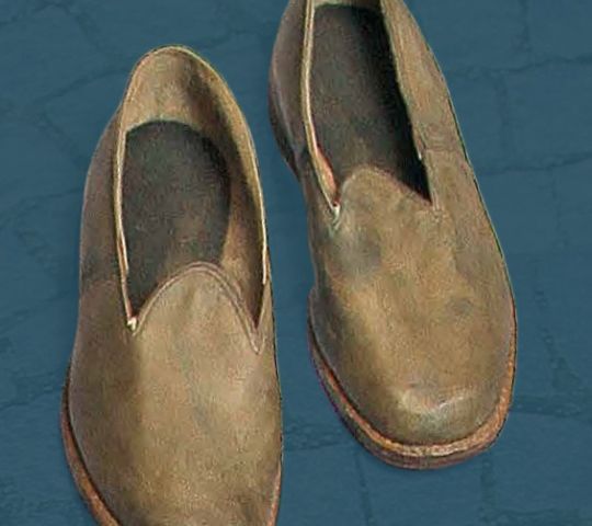 Ženski nizki čevlji šivane izdelave, namenjeni vsakdanji rabi, druga četrtina 20. stoletja