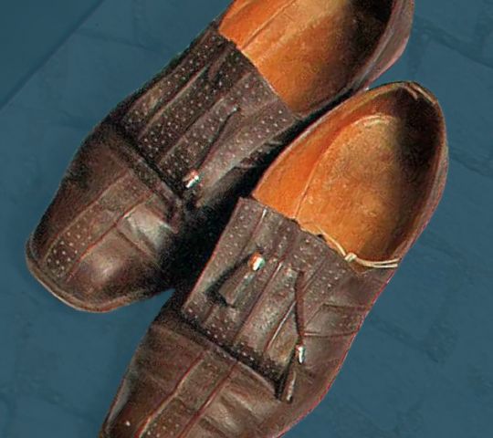 Ženski nizki čevlji šivane izdelave, okrašeni s cofki, druga četrtina 20. stoletja