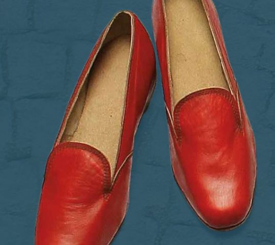 Nizki ženski čevlji, izdelani za prikaz videza obutve v sredni 20. stoletja