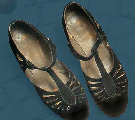 Ženske sandale, ki se zapenjajo s paščkom okoli gležnja, druga četrtina 20. stoletja