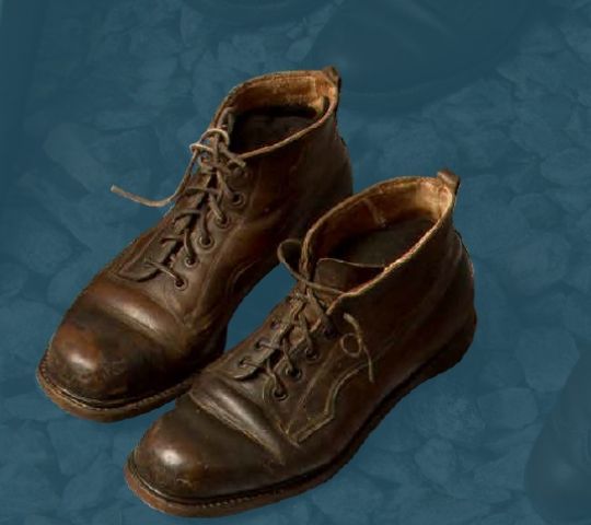 Trpežni visoki moški čevlji z okovanimi podplati, druga četrtina 20. stoletja