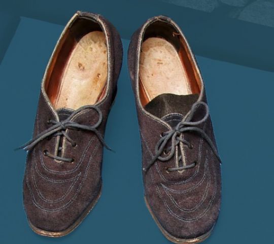 Ženski poročni čevlji iz semiša, sredina 20. stoletja