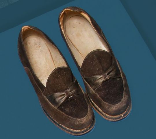 Ženski nizki čevlji iz semiša, sredina 20. stoletja