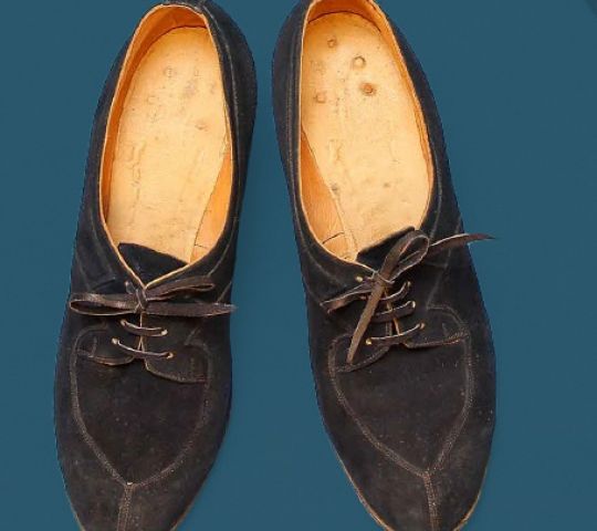 Ženski pražnji nizki čevlji šivane izdelave, druga četrtina 20. stoletja