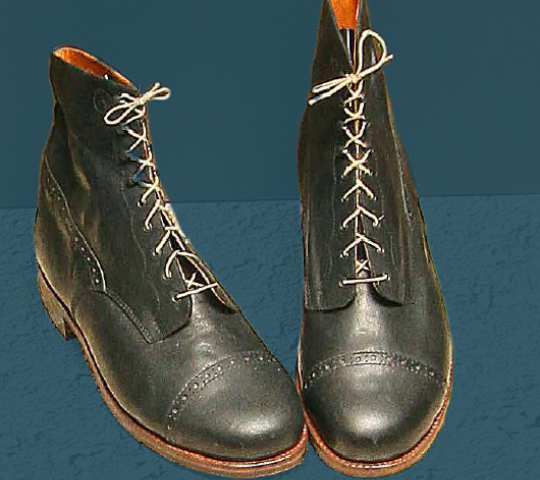 Visoki moški čevlji na vezalke, izdelani za prikaz videza obutve ob koncu 19. in na začetku 20. stoletja
