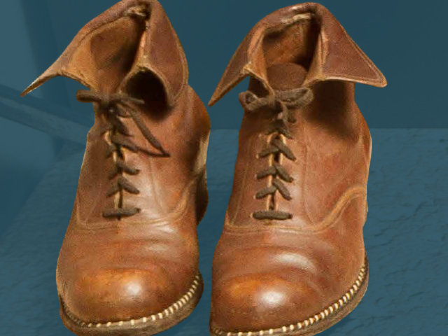 Visoki ženski čevlji na vezalke z okrasnim prešivom med podplatom in gornjim delom, izdelek iz leta 1957
