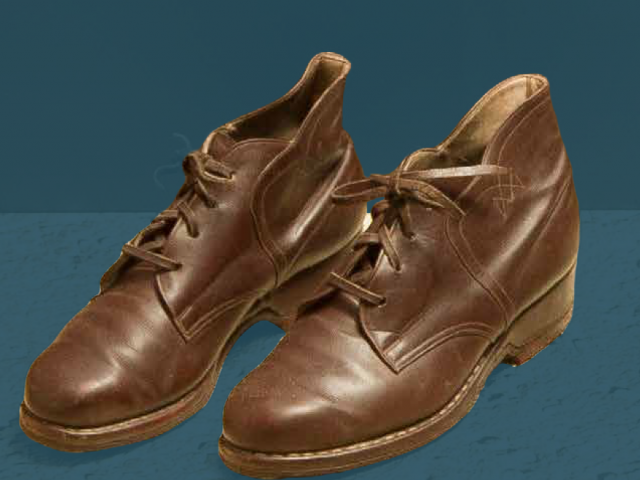 Čevlji na vezalke šivane izdelave, sredina 20. stoletja
