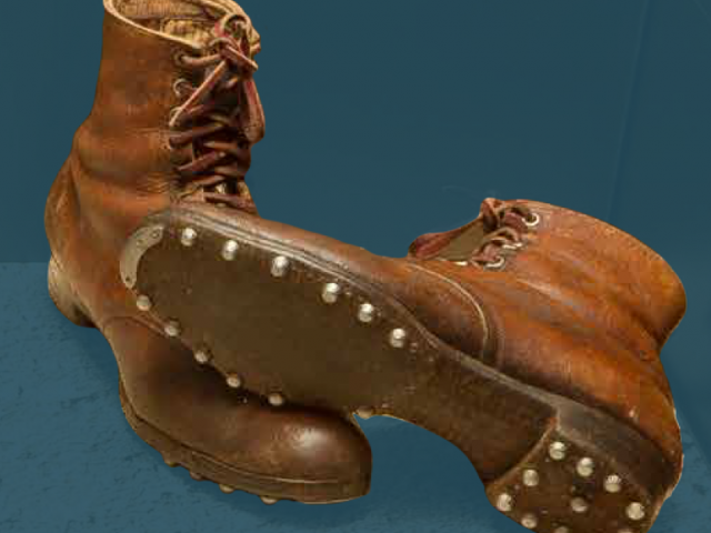 Visoki čevlji na vezalke, klinčane izdelave, druga četrtina 20. stoletja