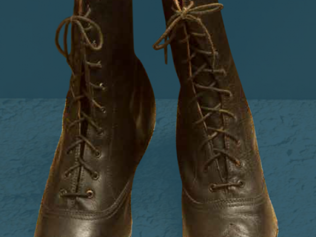 Visoki ženski pražnji čevlji na vezalke. Izdelek je namenjen prikazu videza obutve ob koncu 19. stoletja.