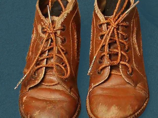 Visoki otroški čevlji za zavezovanje, sredina 20. stoletja