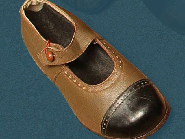 Nizek otroški čevelj s paščkom in gumbom za zapenjanje, druga četrtina 20. stoletja
