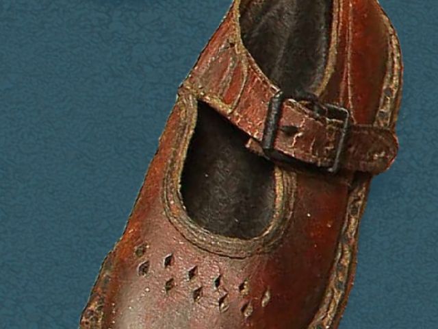 Nizek otroški čevelj teksane izdelave s paščkom, druga četrtina 20. stoletja
