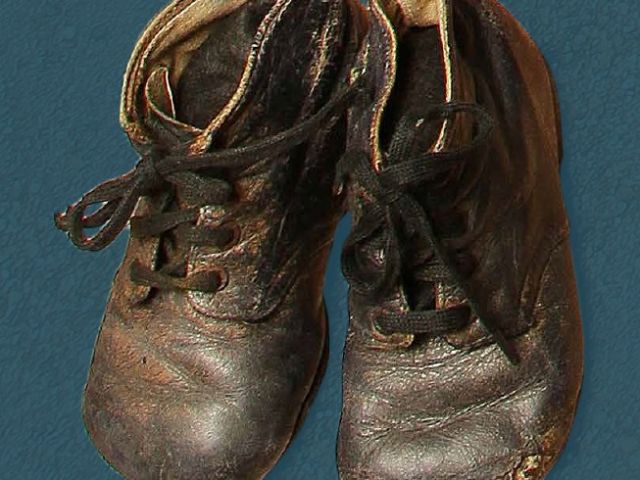 Otroški visoki čevlji na vezalke, sredina 20. stoletja
