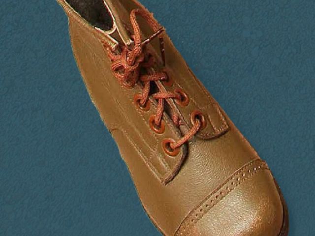 Visok otroški čevelj na vezalke, prva tretjina 20. stoletja