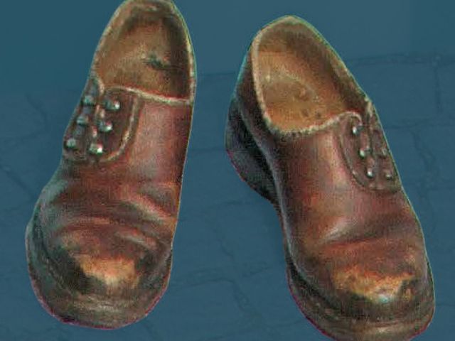 Nizki moški čevlji klinčane izdelave s kaveljčki za zavezovanje, leta pred drugo svetovno vojno