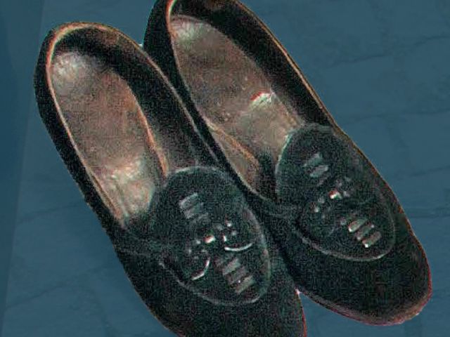 Pražnji ženski nizki čevlji iz semiša šivane izdelave, sredina 20. stoletja