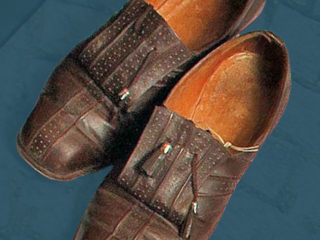 Ženski nizki čevlji šivane izdelave, okrašeni s cofki, druga četrtina 20. stoletja