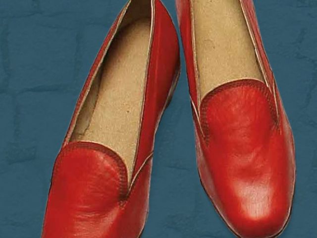 Nizki ženski čevlji, izdelani za prikaz videza obutve v sredni 20. stoletja