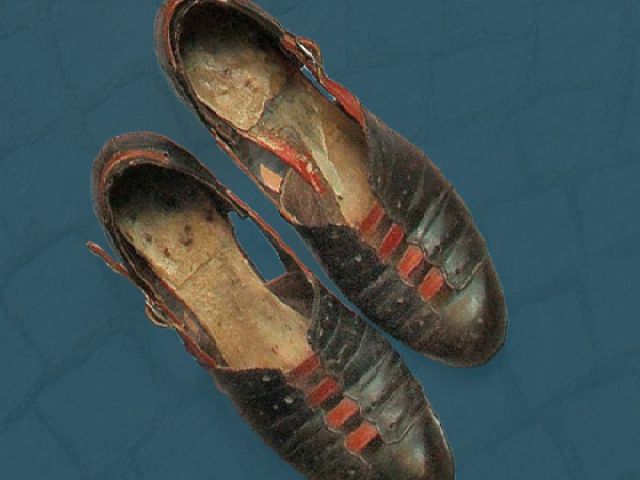 Nizki ženski čevlji klinčane izdelave, sredina 20. stoletja