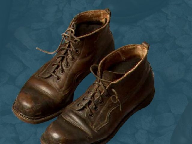 Trpežni visoki moški čevlji z okovanimi podplati, druga četrtina 20. stoletja