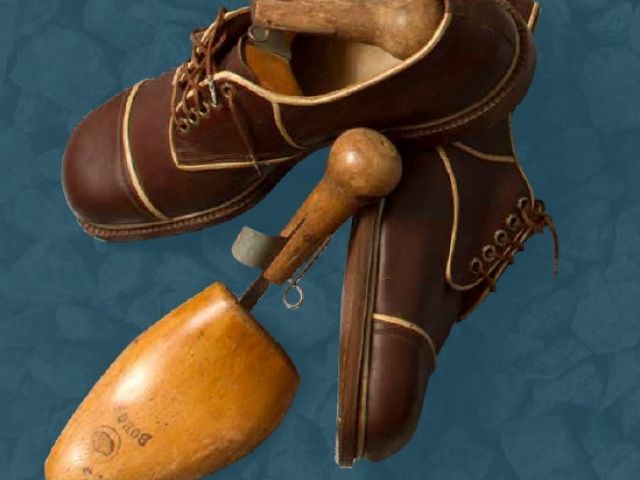Moški nizki pražnji čevlji na vezalke klinčane izdelave, sredina 20. stoletja