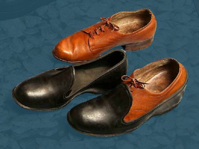 Moški nizki pražnji čevlji na vezalke in galoše, sredina 20. stoletja
