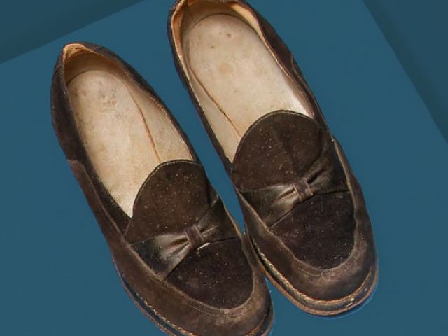 Ženski nizki čevlji iz semiša, sredina 20. stoletja