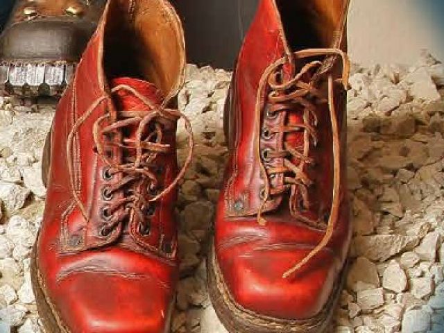 Visoki trpežni moški čevlji na vezalke z okovanimi podplati, sredina 20. stoletja