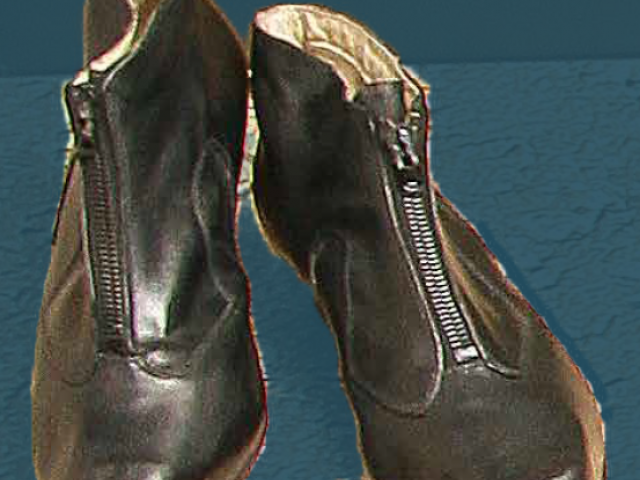 Visoki čevlji z zadrgo, sprva namenjeni pražnji rabi, sredina 20. stoletja