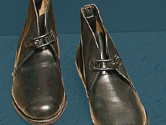Visoki čevlji klinčane izdelave s spono za zapenjanje, sredina 20. stoletja