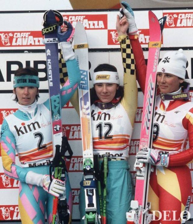 Mateja Svet ob veleslalomski zmagi na Zlati Lisici v Mariboru leta 1990, levo je druga Anita Wachter, tretja Maria Walliser. Foto: Igor Modic