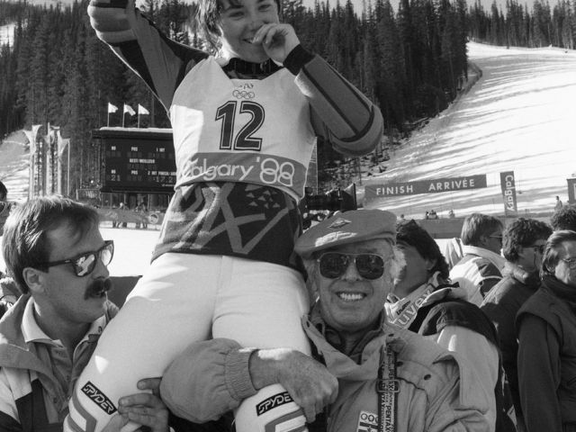 Mateja Svet na ramenih Boštjana Gaserja in Dušana Senčarja na OI v Calgaryu 1988. Foto: Joco Žnidaršič 