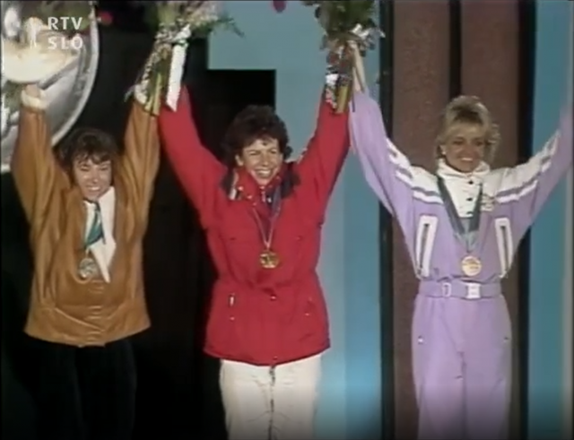 Podelitev olimpijske srebrne medalje v slalomu. Mateja Svet je bila prva Slovenka, ki je stopila na olimpijski oder v individualnih športih.