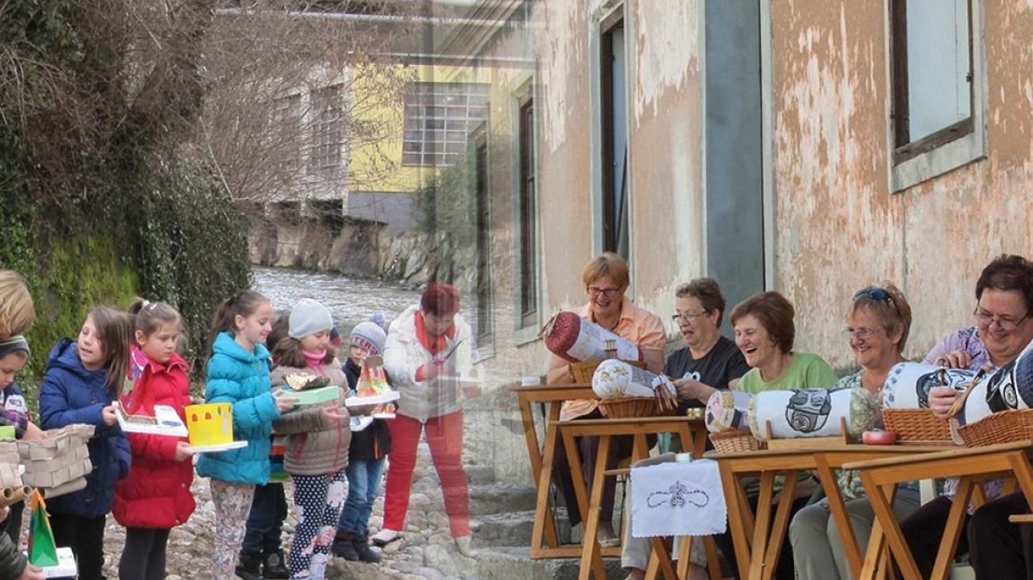Življenje teče, ko po vodi zaplavajo gregorčki